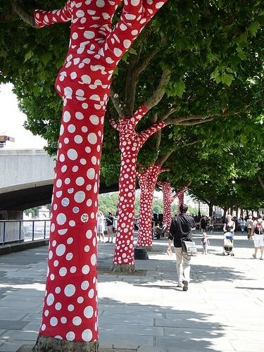 POIS THURSDAY: dotty yarn bombing!