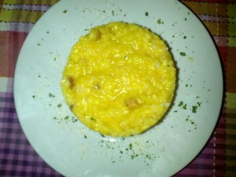 Prima di servirlo, è meglio lasciare riposare il risotto allo zafferano per qualche istante e servire