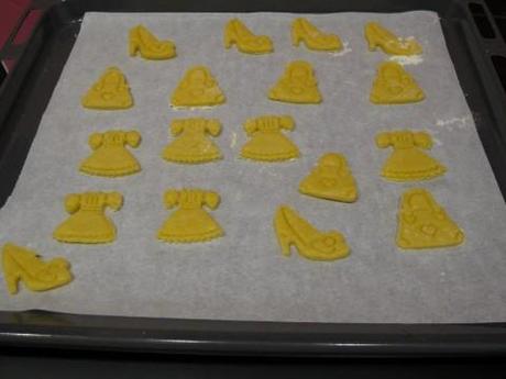 Quando sarà pronta, stendete la pasta frolla con un mattarello e ritagliatela con gli appositi stampini.