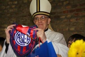 Il cardinale Bergoglio con il gagliardetto del San Lorenzo