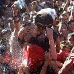 Coppie “innaffiate” in Indonesia: è il Festival dei baci