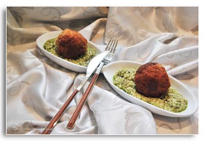 “ Polpette con crema di pistacchio in salsa verde”