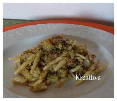 Pasta con broccoli e pancetta al vapore