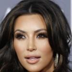 Kim Kardashian lancia un sondaggio su Twitter: frangetta o no?