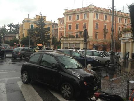 Piazza Caprera, davvero bellissima e riqualificata, nel quartiere Trieste, è previsto che sia completamente priva di auto in sosta. E invece