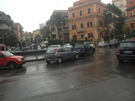 Piazza Caprera, davvero bellissima e riqualificata, nel quartiere Trieste, è previsto che sia completamente priva di auto in sosta. E invece