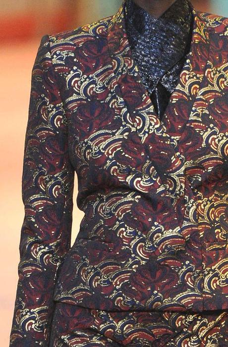 STAMPE, PATTERNS E EFFETTI DI SUPERFICIE DALLA SETTIMANA DELLA MODA DI PARIGI / 4