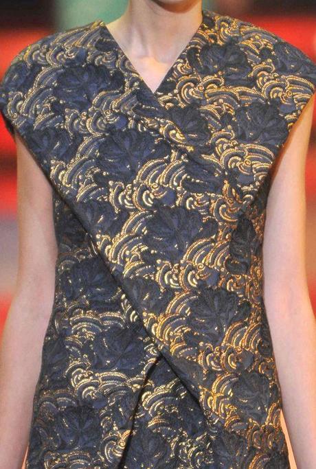 STAMPE, PATTERNS E EFFETTI DI SUPERFICIE DALLA SETTIMANA DELLA MODA DI PARIGI / 4