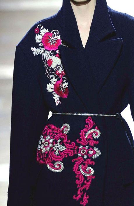 STAMPE, PATTERNS E EFFETTI DI SUPERFICIE DALLA SETTIMANA DELLA MODA DI PARIGI / 4