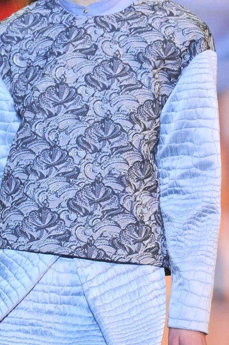 STAMPE, PATTERNS E EFFETTI DI SUPERFICIE DALLA SETTIMANA DELLA MODA DI PARIGI / 4