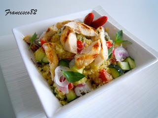 Insalata di cous cous primaverile con pollo e capperi