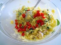 Insalata di cous cous primaverile con pollo e capperi