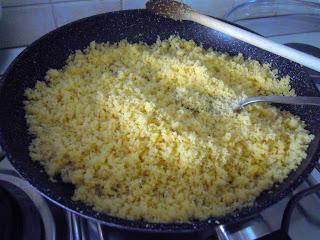 Insalata di cous cous primaverile con pollo e capperi