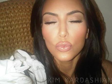 kim-kardashian-5-million-twitter-followers-kiss-492x369