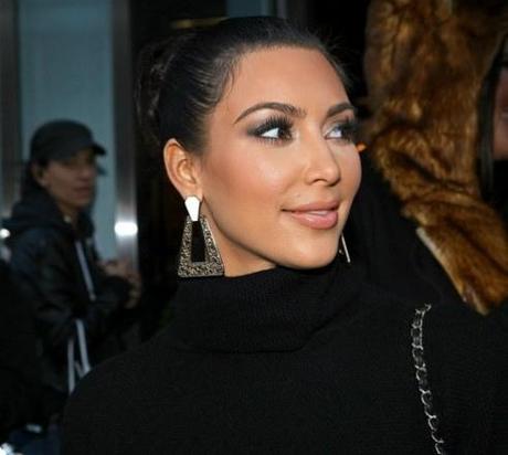 kim-kardashian-belle-noel-earrings-poncho-nyc-110810-14-492x441