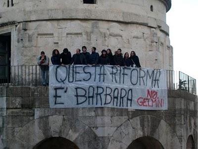 Ravenna, la bara dell’università nella tomba di Dante