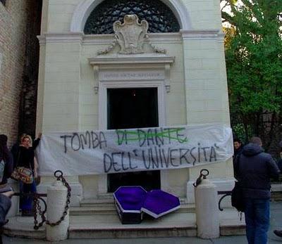 Ravenna, la bara dell’università nella tomba di Dante