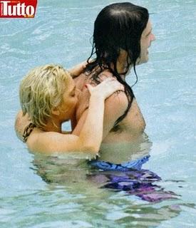 Lady Gaga insieme al fidanzato in piscina