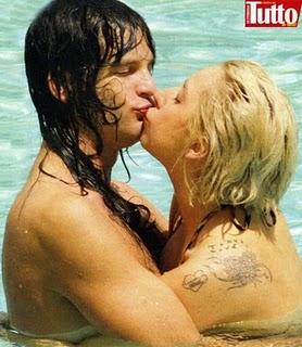 Lady Gaga insieme al fidanzato in piscina