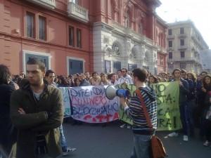 Corteo e proteste nell’indifferenza della città