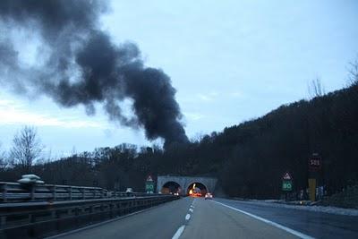 fuoco in autostrada