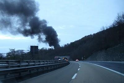 fuoco in autostrada