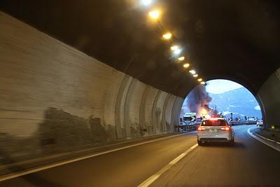 fuoco in autostrada