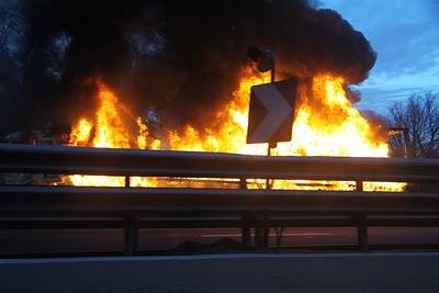 fuoco in autostrada