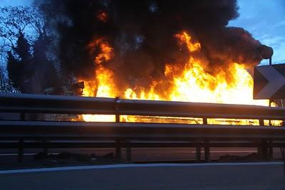 fuoco in autostrada