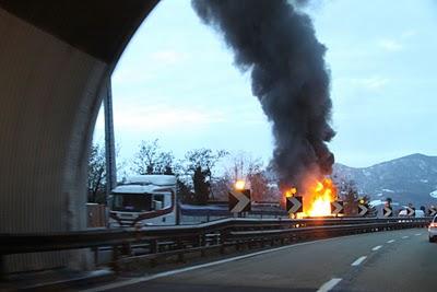 fuoco in autostrada