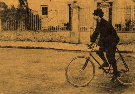 Scalare la vita a forza di pedalate (Recensione de “Ubu in bicicletta”, Alfred Jarry, Piano B 2009)