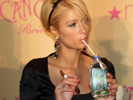 Paris Hilton beve Fiji Water