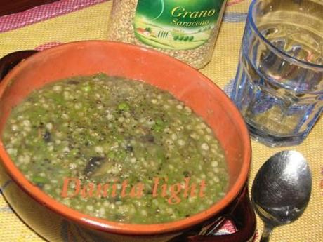 Zuppa light di grano saraceno ai piselli