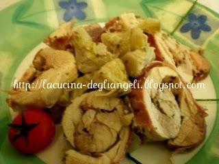 Involtini di cosce di pollo bardate allo speck e carciofi