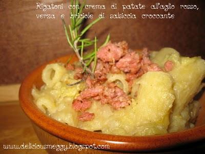 RIGATONI CON CREMA DI PATATE ALL'AGLIO ROSSO, VERZA E BRICIOLE DI SALSICCIA CROCCANTE