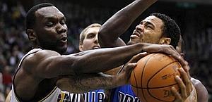 Tyson Chandler dei Mavs (a destra) contro Al Jefferson. Ap