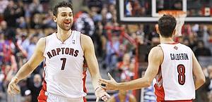 Andrea Bargnani festeggia con Jose Calderon. Reuters