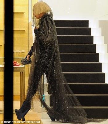 Lady Gaga fa shopping da Chanel prima del concerto milanese