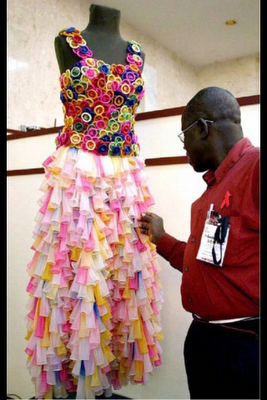 Abito fatto di preservativi