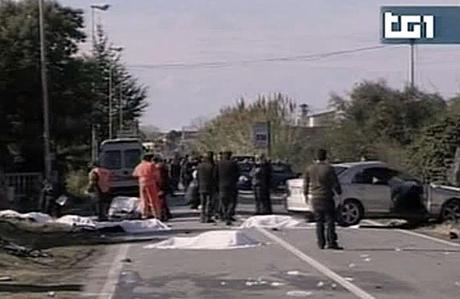 Tragedia a Lamezia Terme: auto travolge 7 ciclisti (le foto - il video)