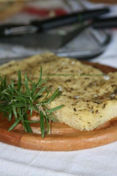 FOCACCIA DI SEMOLA AL ROSMARINO di Dolcipensieri