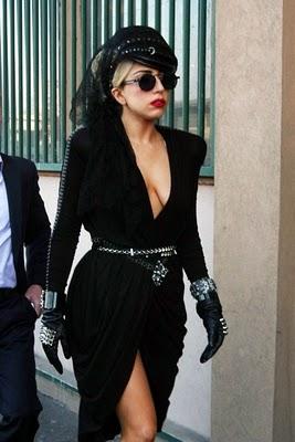 LADY GAGA HA CEDIMENTI NEL SENO