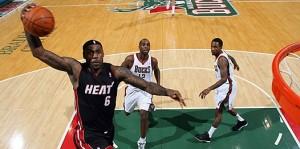 lebron-miami-schiaccia