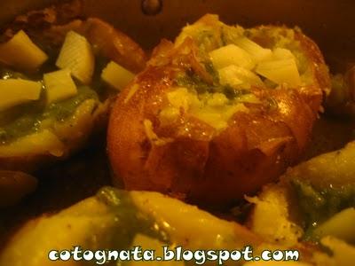 Patate al forno con pesto e caciotta dolce.........i colori del Natale...