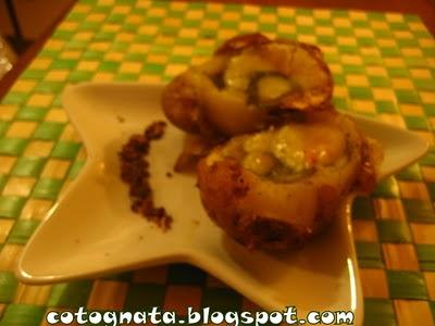 Patate al forno con pesto e caciotta dolce.........i colori del Natale...