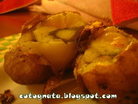 Patate al forno con pesto e caciotta dolce.........i colori del Natale...