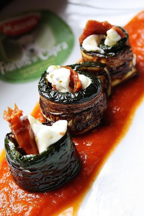 Antipasto di zucchine al forno con caprino su salsa di pomodoro