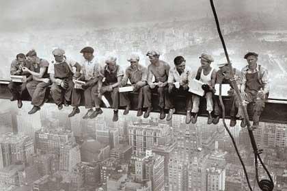 operai in pausa pranzo su un grattacielo in costruzione a New York