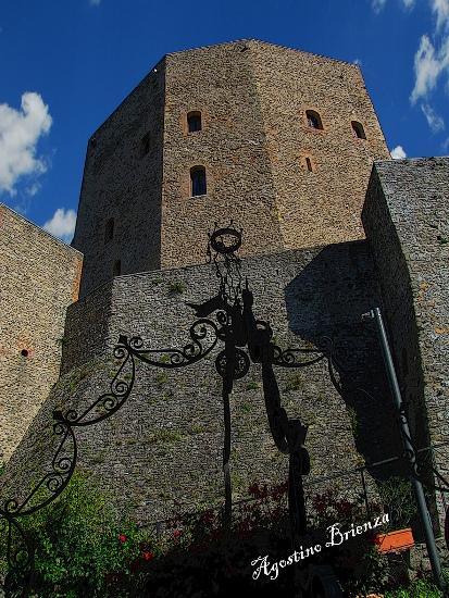 “Mille torri per mille sovrani, un castello per ogni paese”: di Marco Bizzarri e Paola Pardini