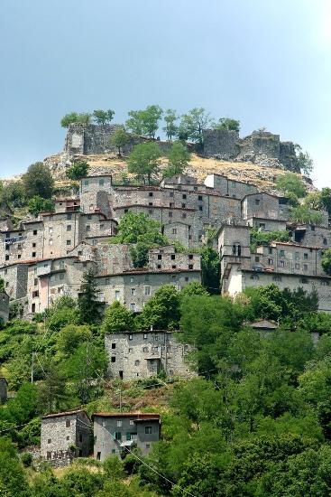 “Mille torri per mille sovrani, un castello per ogni paese”: di Marco Bizzarri e Paola Pardini